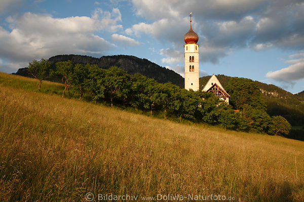 Sdtiroler Sankt Valentin Kirche Landschaftsbild Stimmung in Abendsonne: Bergwiesen Panorama