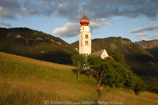 Kirchlein Sankt Valentin in Sdtirol Landschaftsbild: Bergwiesen Panorama Abendstimmung