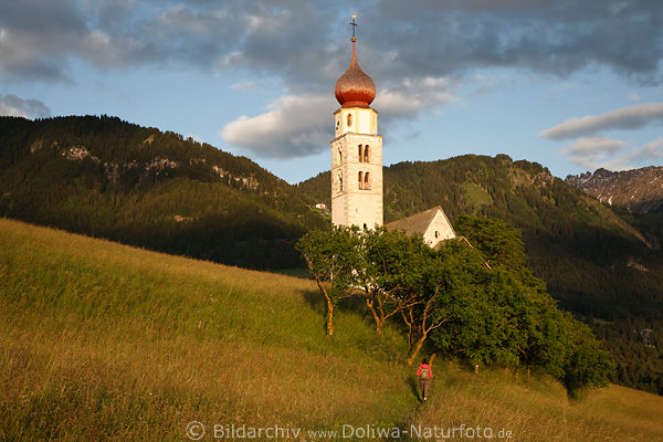 Kirchlein Sankt Valentin in Sdtirol Landschaftsbild: Bergwiesen Panorama Abendstimmung