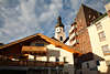 1100950_ Kastelruth (Castelrotto) Stadthäuser in Sonne Südtirols Architekturbild Dolomiten-Ferienort
