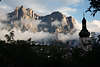 1100960_Kastelruth Sicht auf Schlern & Santner Stimmungsbild Dolomiten Felsgipfel in Wolken am Kirchturm