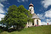 1100989_ Wanderer an St. Valentin Kirche in Südtirol Bergwiesen Landschaftsfoto Grünbaum, Blauhimmel