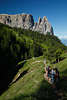 Wanderer in Dolomiten-Panorama SeiserAlm Natur, Urlauber auf Pfad vor Santnerspitze in Bild Südtiroler Alpenlandschaft