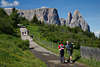 1101148_Wandern in Seiser Alm Natur: Urlauber in Dolomiten-Panorama Südtirol Alpenlandschaft Bild
