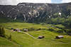 1101253_ Tschapit Bergwiesen mit Berghtten Tal auf Seiser Alm Landschaftsfotos vor Schlern-Massiv