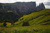 1101265_ Schlern-Felsen Dolomiten Naturpanorama Landschaftsbild über Seiser Alm grüne Hochebene