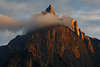 1101290_Santnerspitze Foto in Wolke Abendlicht Dolomiten Gipfelfelsen Rotstimmung am Schlern