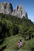 SeiserAlm Bergpfad Wanderer vor Schlern Naturbild Südtirol Dolomiten