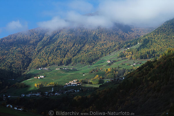 Sdtirol Bergdorf Huser Bauernhfe an Berghang in Wlder Berglandschaft
