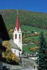 0836_Südtirol Dorfkirche Foto in Martell Bergdorf vor grünem Alm & Bergwald