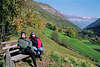 0852_Touristenpaar im Südtirol Urlaub sonnen auf Bank über Martelltal grüne Wiesenhänge mit Bergblick