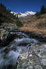 0811_Bergbach geschlängerte Stromschnelle Wildwasser Naturfoto Südtirols Nationalpark Stilfserjoch Berge-Schneeblick