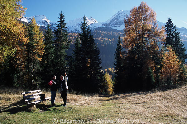 Wandertouristen Frauenpaar zeigen auf Berge Naturfoto Sdtirol
