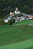 0829_Katharinaberg Kirche Dorfhuser ber Viehweiden im grnen Schnalstal Wanderausflug in Sdtirol