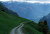 0783_Bergweg an Hangwiese im Südtiroler Schnalstal Naturfoto Schlucht Abgrund mit Alpen Bergblick