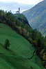 Südtirol Steilhang Schafsherde unter Kirche von Katharinaberg