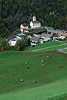 0829_Katharinaberg Kirche & Dorfhäuser über Viehweiden im grünen Schnalstal Reisefoto Wanderausflug in Südtirol Natur der Berge