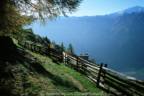 Südtiroler Waalweg bei St. Martin am Kofel Wanderpfad über Etschtal Tiefblick entlang Zaun