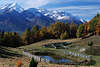 0750_ Südtirols Berge Alpenpanorama im Schnee Naturfoto Almteich Herbstfarben herrliche Bergkulisse