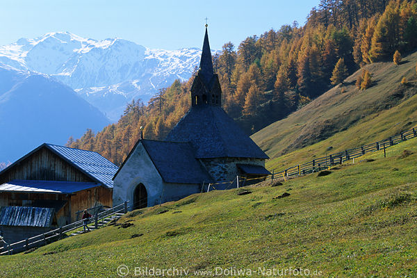 Südtirol Berge Kapelle Rojen Hangwiese in 2000m Höhe Schnee-Gipfelblick