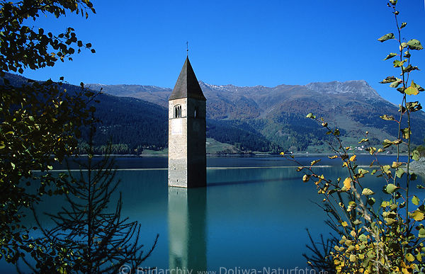 Überfluteter Kirchturm von Graun Dorfreste im Reschensee