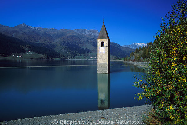 Graun Dorfreste Kirchturm im Wasser Reschensee Südtirol Bergpanorama