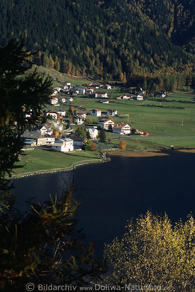 Bergdorf Reschen am Seeufer in Natur Sdtirol Berge am Reschensee