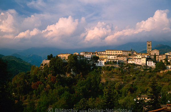 Lungoio Mobbiano Foto, alte Stadt am Hgel in Abendlicht vor Wolken ber Apuanischen Alpen Berge