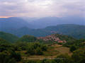 Montefegatesi kleines Toscana Dorf zwischen Hügeln, Wald & Bergen der Apuanischen Alpen Foto