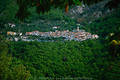 409803_Antona Foto, Apuanische Alpen malerischer Dorf bei Massa Städchen im Wald am Berghang