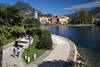 Riva Palmenallee Foto Uferpromenade Gardasee Spazierweg Paare Urlaubsidylle am Wasser