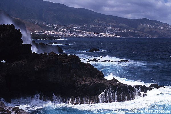 Schwarzfelsen in Wasser Brandung Foto Los Cancajos Küste Meerblick auf Santa Cruz de La Palma