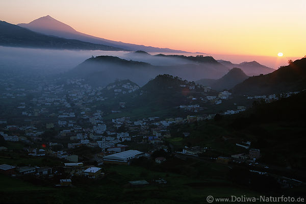 La Laguna Foto mit Pico del Teide bei Sonnenuntergang Stimmung, Teneriffa City auf Kanaren Insel in Nebel