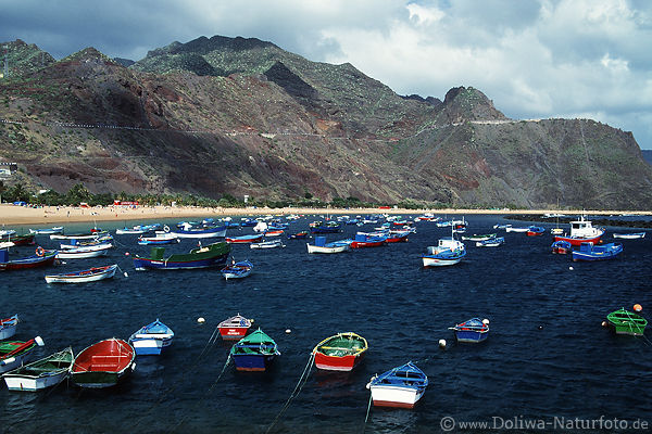Teneriffa Berge Kste Meer Fischerboote Strand bei San Andres Playa de las Teresitas