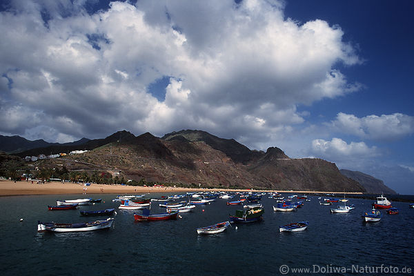 Teneriffa Bergkste Fischerboote in Meer Strand Playa de las Teresitas unter Kumuluswolken