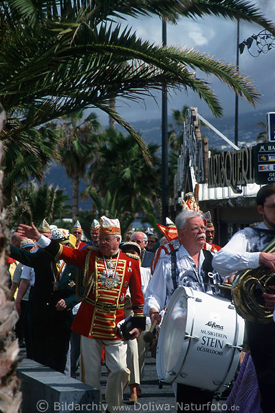 Karneval in Puerto Cruz Foto Insel Teneriffa Urlaub Erlebnis Kanaren Reise Festumzug unter Palmen