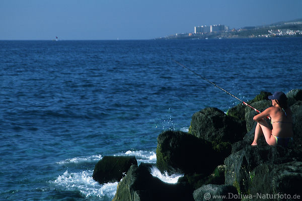 Teneriffa Anglerin auf Wellenbrecher Playa de las Amerikas