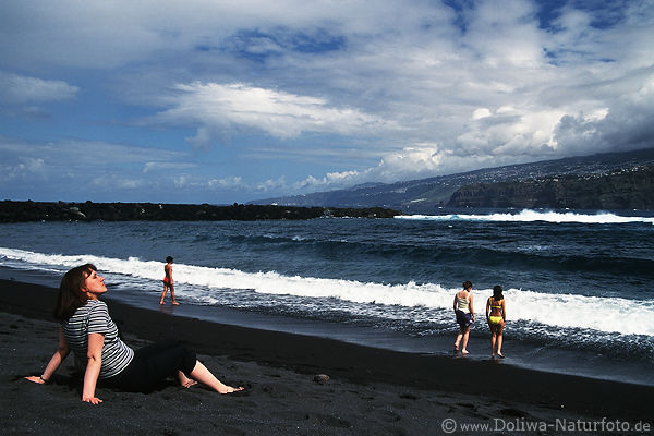 Schwarzstrand Playa Martianez Meerufer-Frau Mdchen in Puerto Cruz Insel Teneriffa