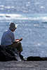 2226_ Seniorin Frau an Felsen vor Meer, ältere Dame nachdenklich vor rauschenden Wellen Insel Teneriffa