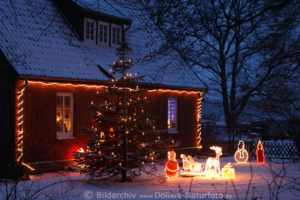 Advent-Weihnachtsschmuck Winterromantik vor Behringer Dorfhaus in blauer Stunde