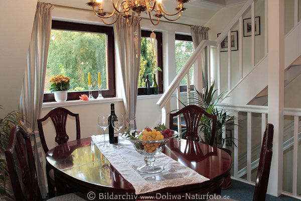 Salon Innenraum Foto Tisch neben Treppe