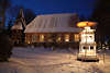 916541_Winter Weihnachten in Egestorf Schneebild: Weihnachtskrippe an Kirche St. Stephanus mit Holzturm