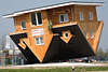 1100177_ Beim Bispinger verrückten Holzhaus steht alles auf dem Kopf in Bild der Lüneburger Heide