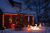 Advent-Weihnachtsschmuck Winterromantik vor Behringer Dorfhaus in blauer Stunde