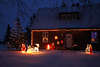 Winterdekor romantische Nachtlichter Adventzeit in Schnee am Haus in Behringen