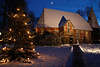 916539_Egestorf Christbaum vor St. Stephanus Kirche in Winter Weihnachtsstimmung Adventslichter Foto