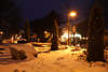 916557_Bispingen Nachtlichter Foto Winterzauber im Heidedorfzentrum am Heideschäferstatue in Wacholder