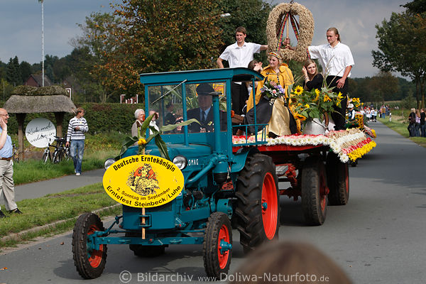 Erntefestumzug Paradebild Trecker mit Ernteknigin unter Getreidekranz