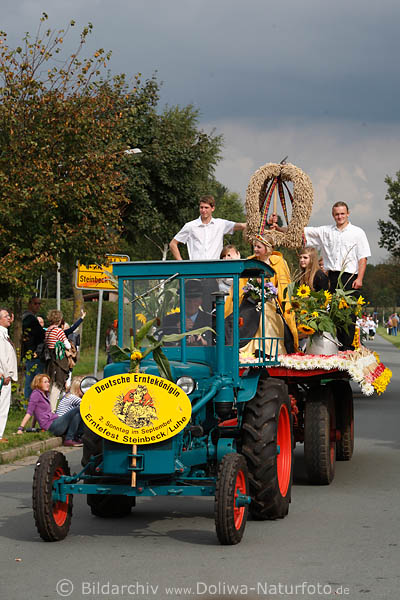 Blautraktor in Blumenschmuck