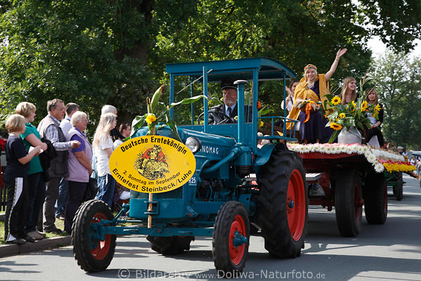 Ernteknigin Trecker geschmckter Erntewagen mit hbschen Heidemdels